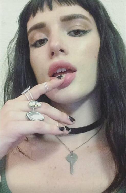 Bella Thorne taking a selfie