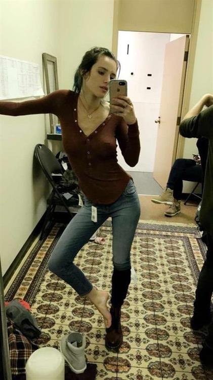 Bella Thorne taking a selfie