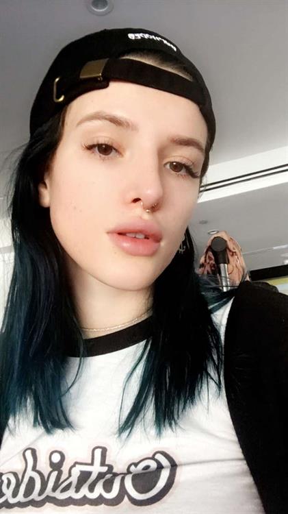 Bella Thorne taking a selfie