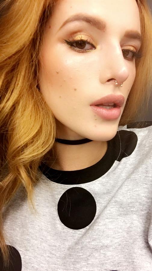 Bella Thorne taking a selfie