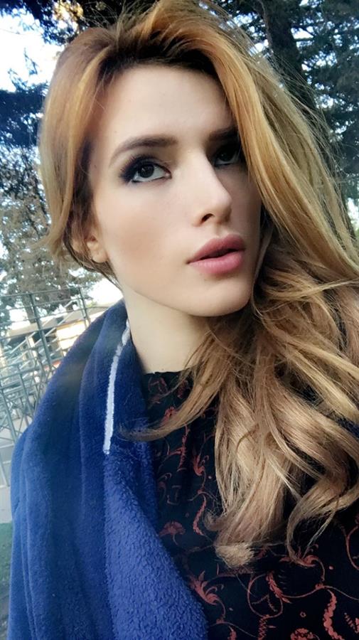 Bella Thorne taking a selfie