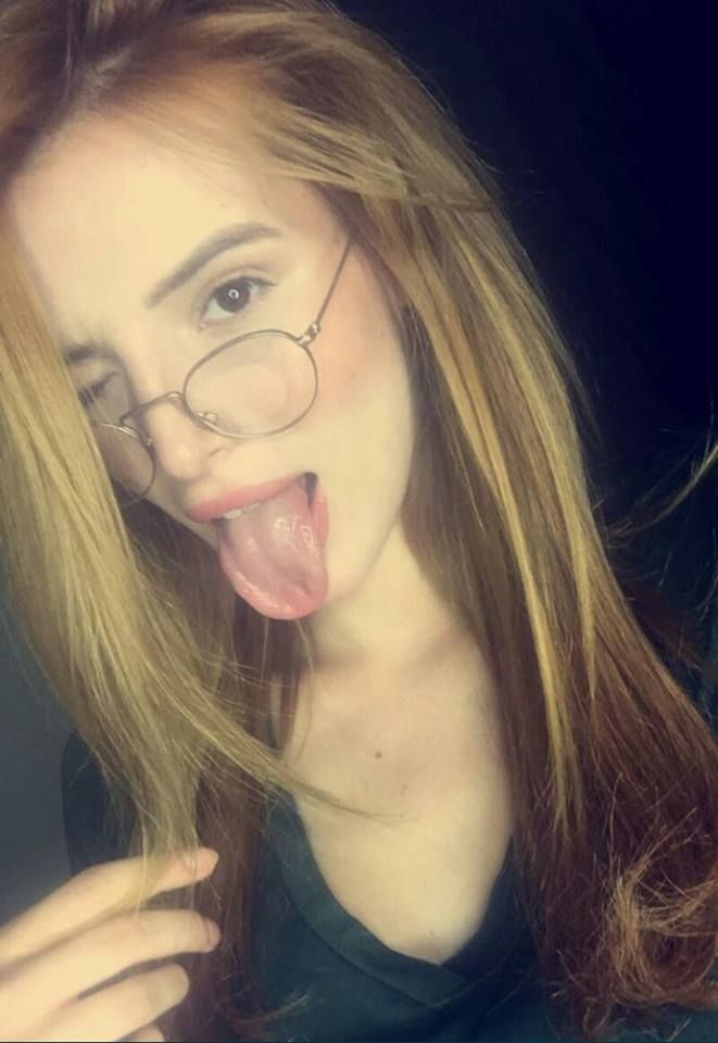 Bella Thorne taking a selfie