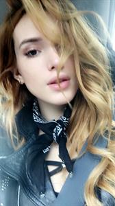 Bella Thorne taking a selfie