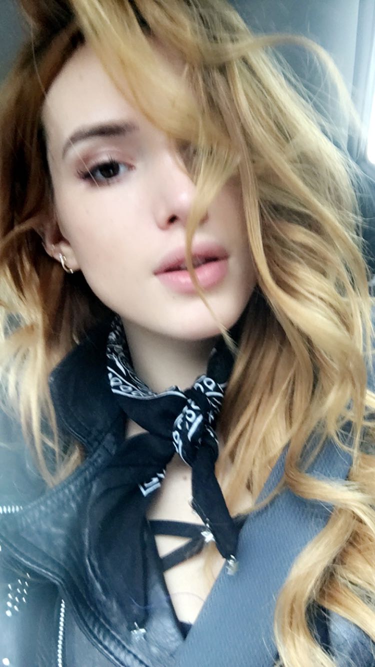 Bella Thorne taking a selfie