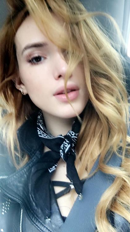 Bella Thorne taking a selfie