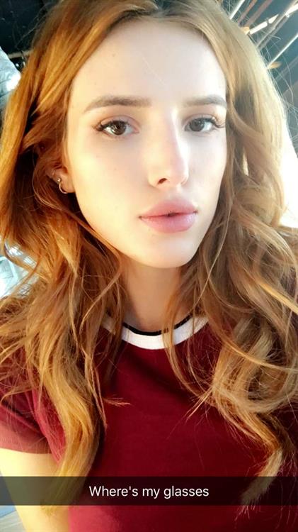 Bella Thorne taking a selfie
