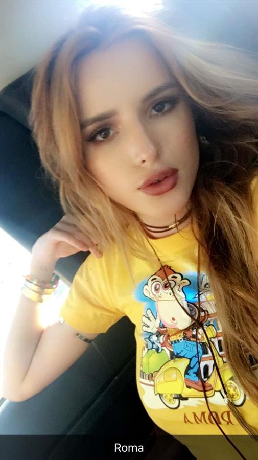 Bella Thorne taking a selfie