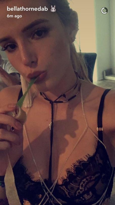 Bella Thorne taking a selfie