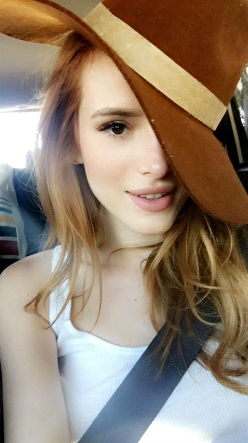 Bella Thorne taking a selfie