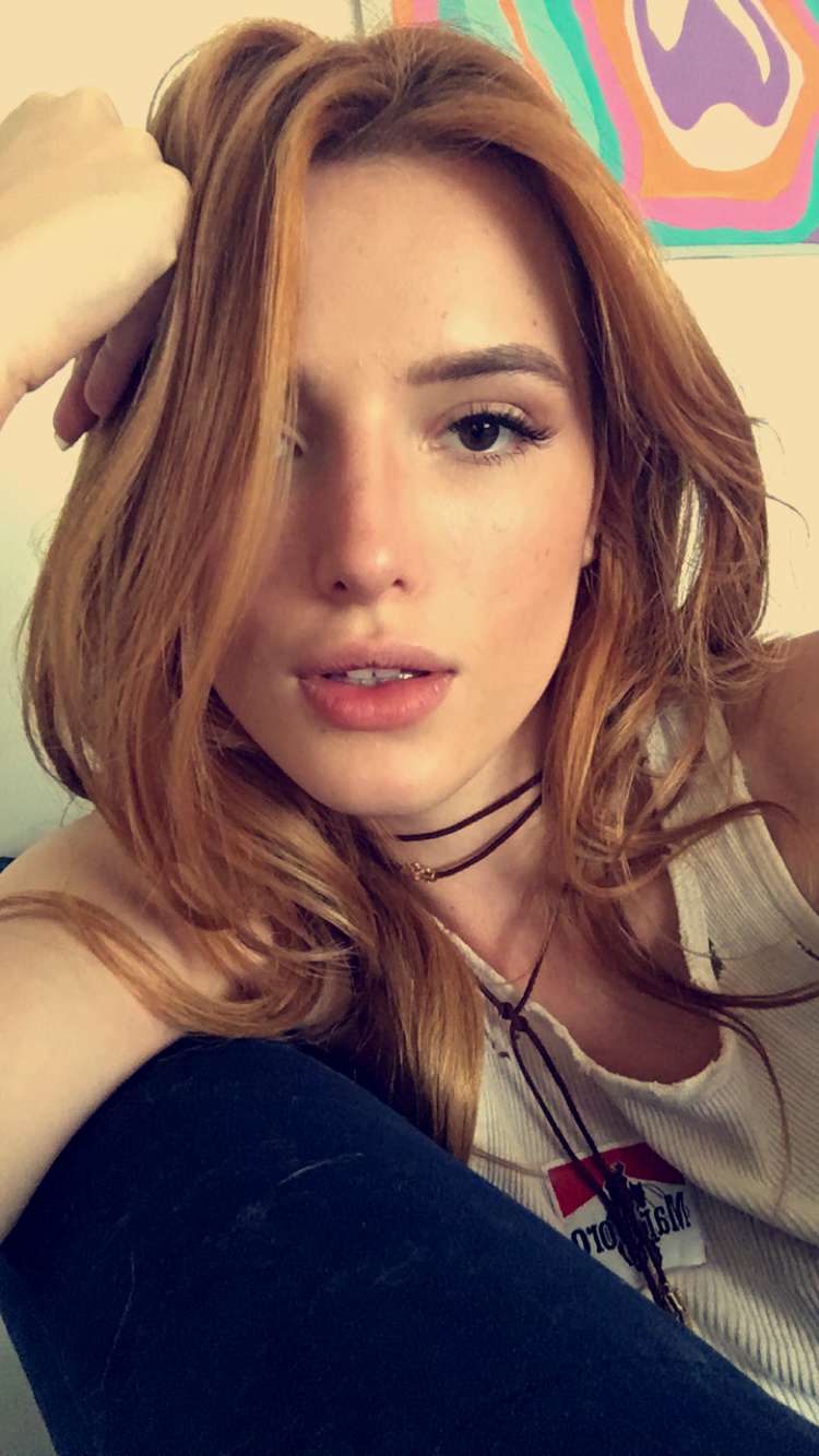 Bella Thorne taking a selfie