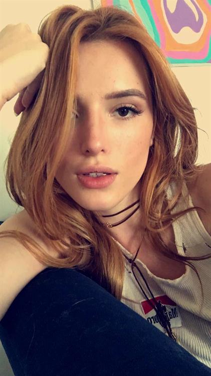 Bella Thorne taking a selfie
