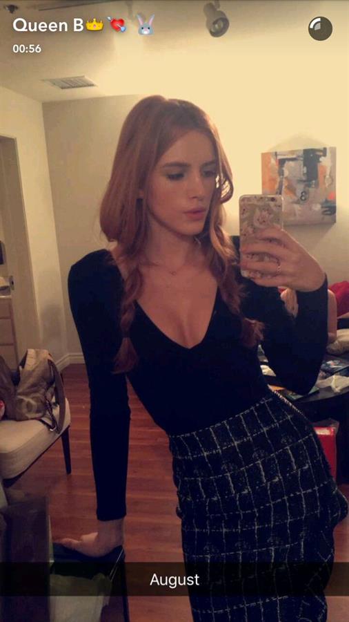 Bella Thorne taking a selfie