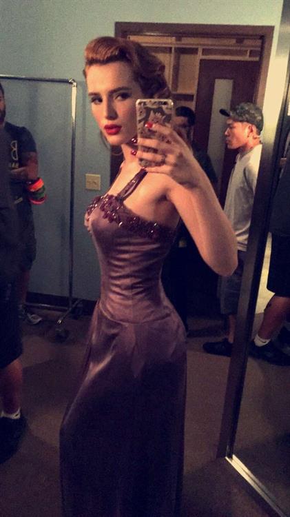 Bella Thorne taking a selfie