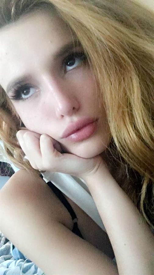 Bella Thorne taking a selfie