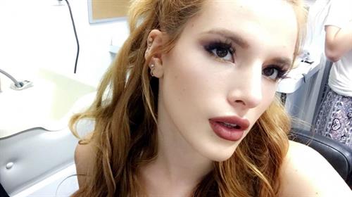 Bella Thorne taking a selfie