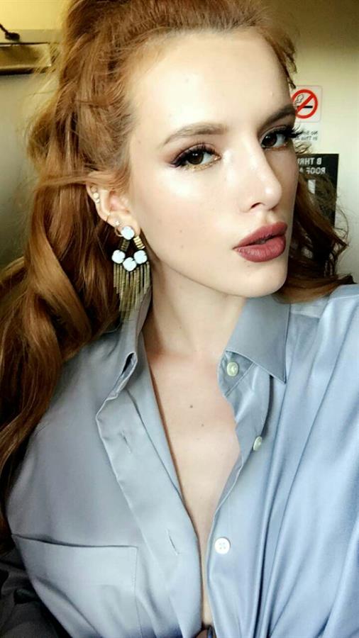 Bella Thorne taking a selfie