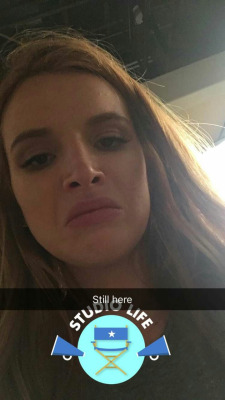 Bella Thorne taking a selfie