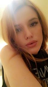Bella Thorne taking a selfie