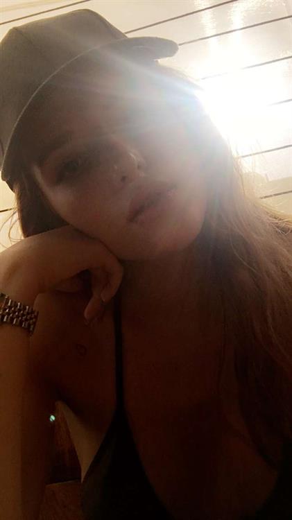 Bella Thorne taking a selfie