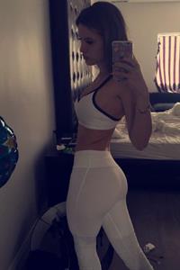 Bella Thorne taking a selfie