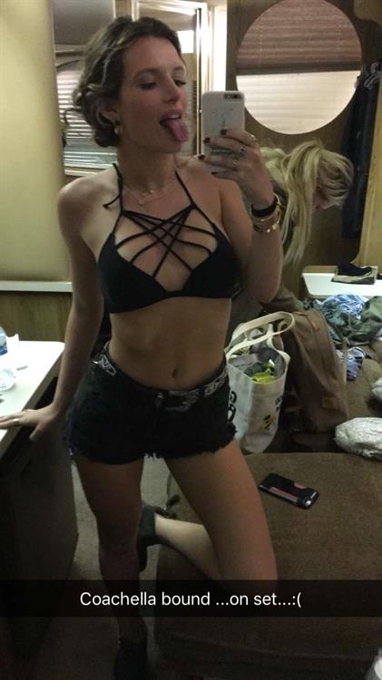 Bella Thorne taking a selfie