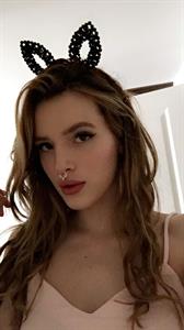 Bella Thorne taking a selfie