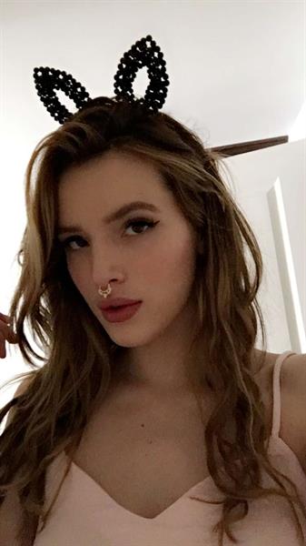 Bella Thorne taking a selfie