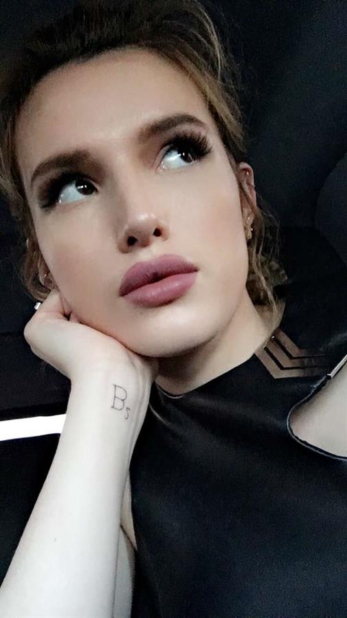 Bella Thorne taking a selfie