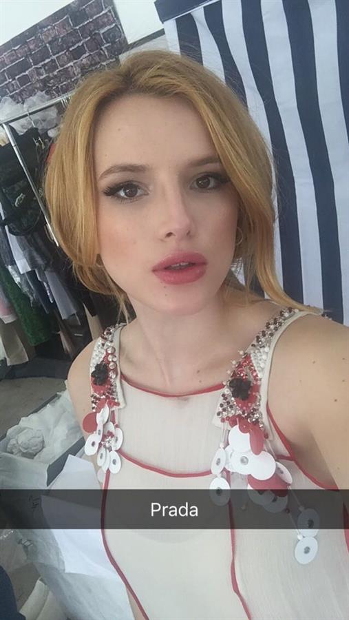 Bella Thorne taking a selfie