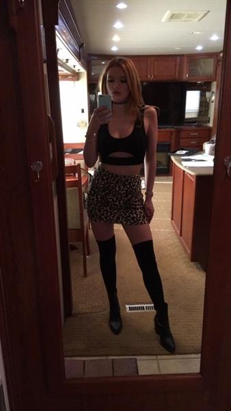 Bella Thorne taking a selfie