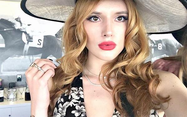 Bella Thorne taking a selfie