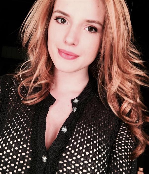 Bella Thorne taking a selfie