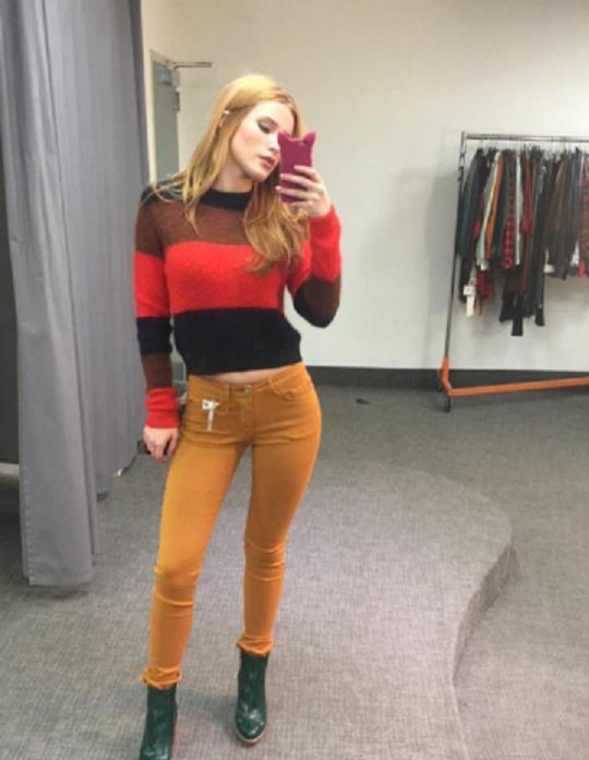 Bella Thorne taking a selfie