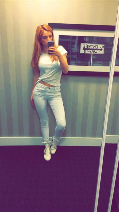 Bella Thorne taking a selfie