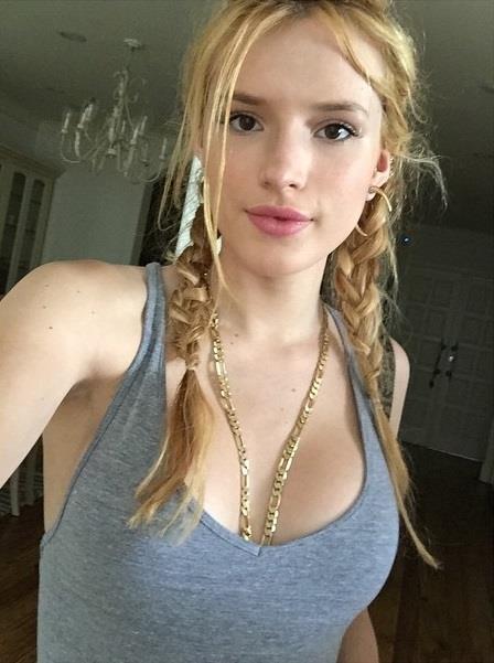 Bella Thorne taking a selfie