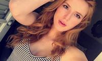 Bella Thorne taking a selfie