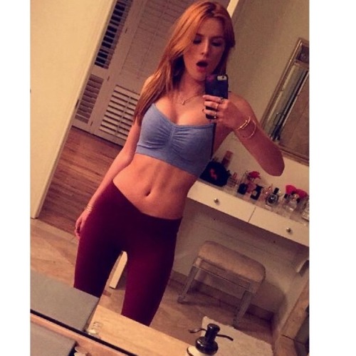 Bella Thorne taking a selfie