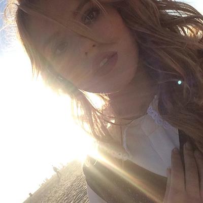 Bella Thorne taking a selfie