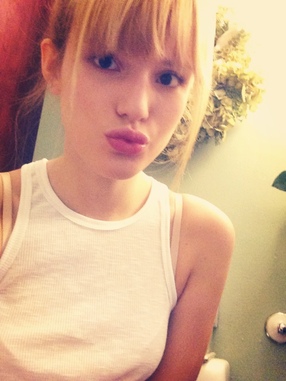 Bella Thorne taking a selfie