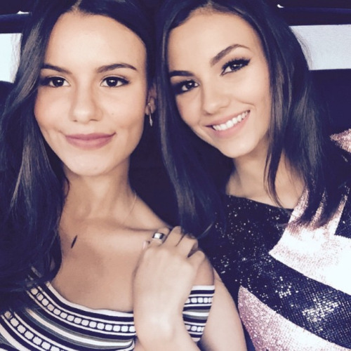Victoria Justice taking a selfie