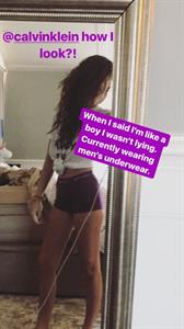 Sarah Hyland taking a selfie