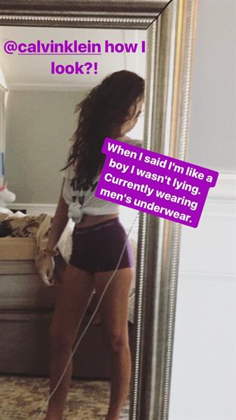 Sarah Hyland taking a selfie