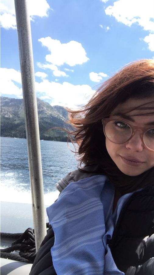 Sarah Hyland taking a selfie