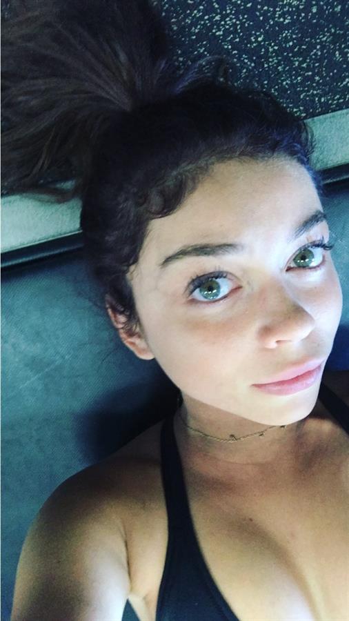 Sarah Hyland taking a selfie