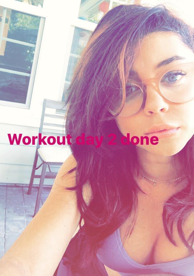 Sarah Hyland taking a selfie