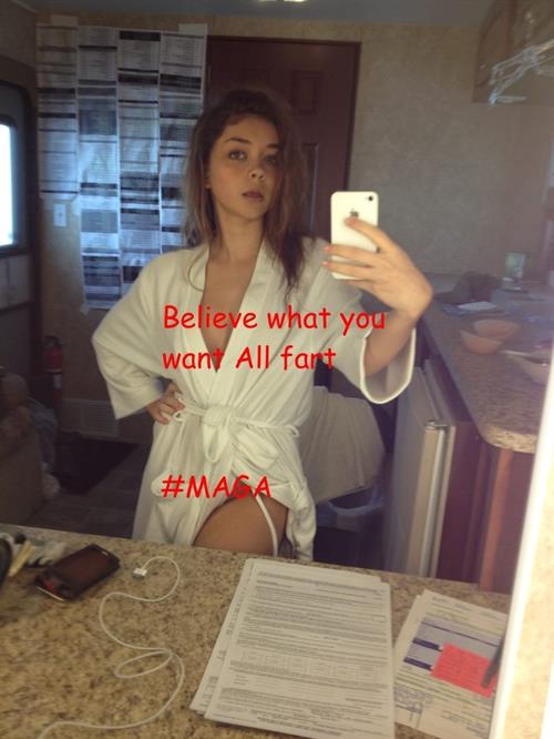 Sarah Hyland taking a selfie