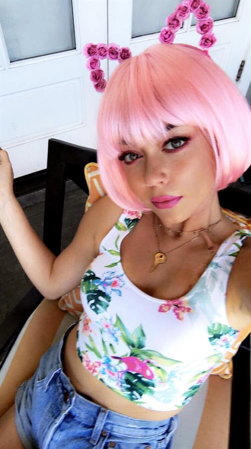 Sarah Hyland taking a selfie