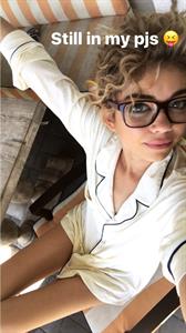 Sarah Hyland taking a selfie