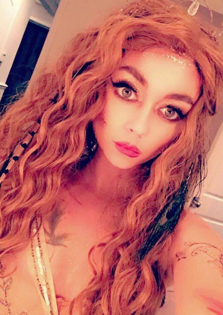 Sarah Hyland taking a selfie
