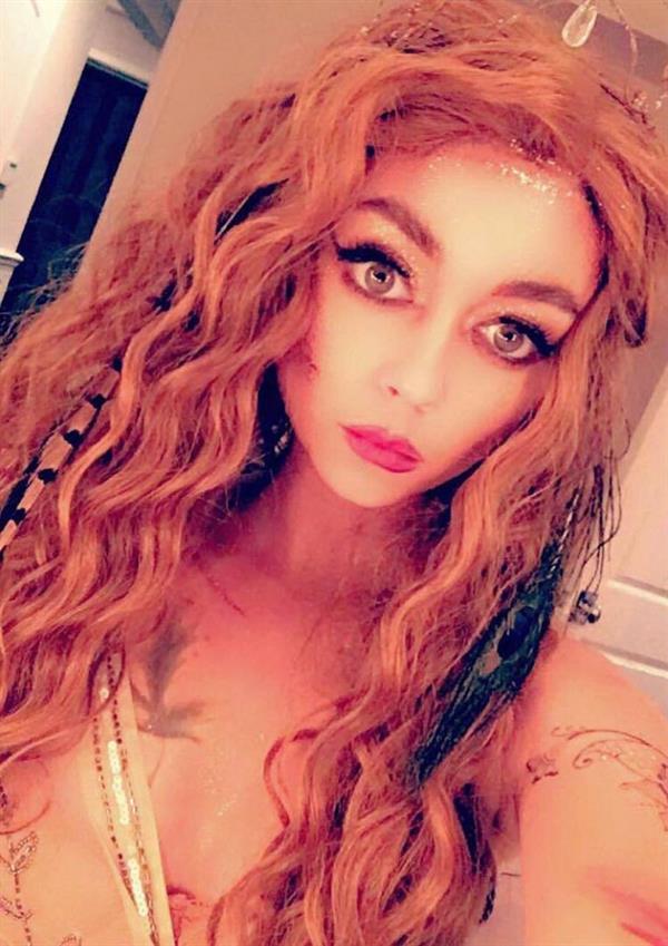 Sarah Hyland taking a selfie